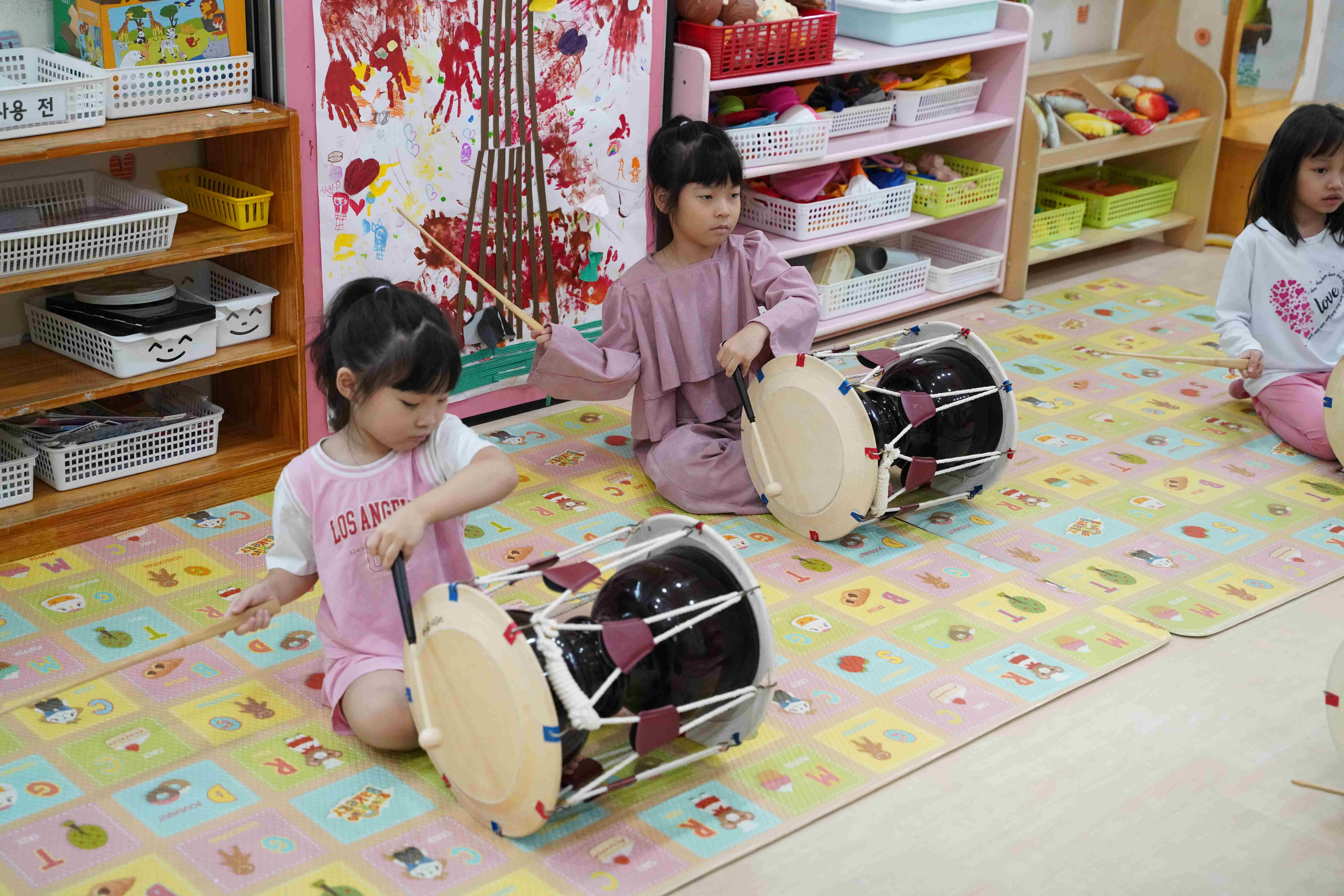 아이들이 장구를 치며 국악 수업을 하는 모습