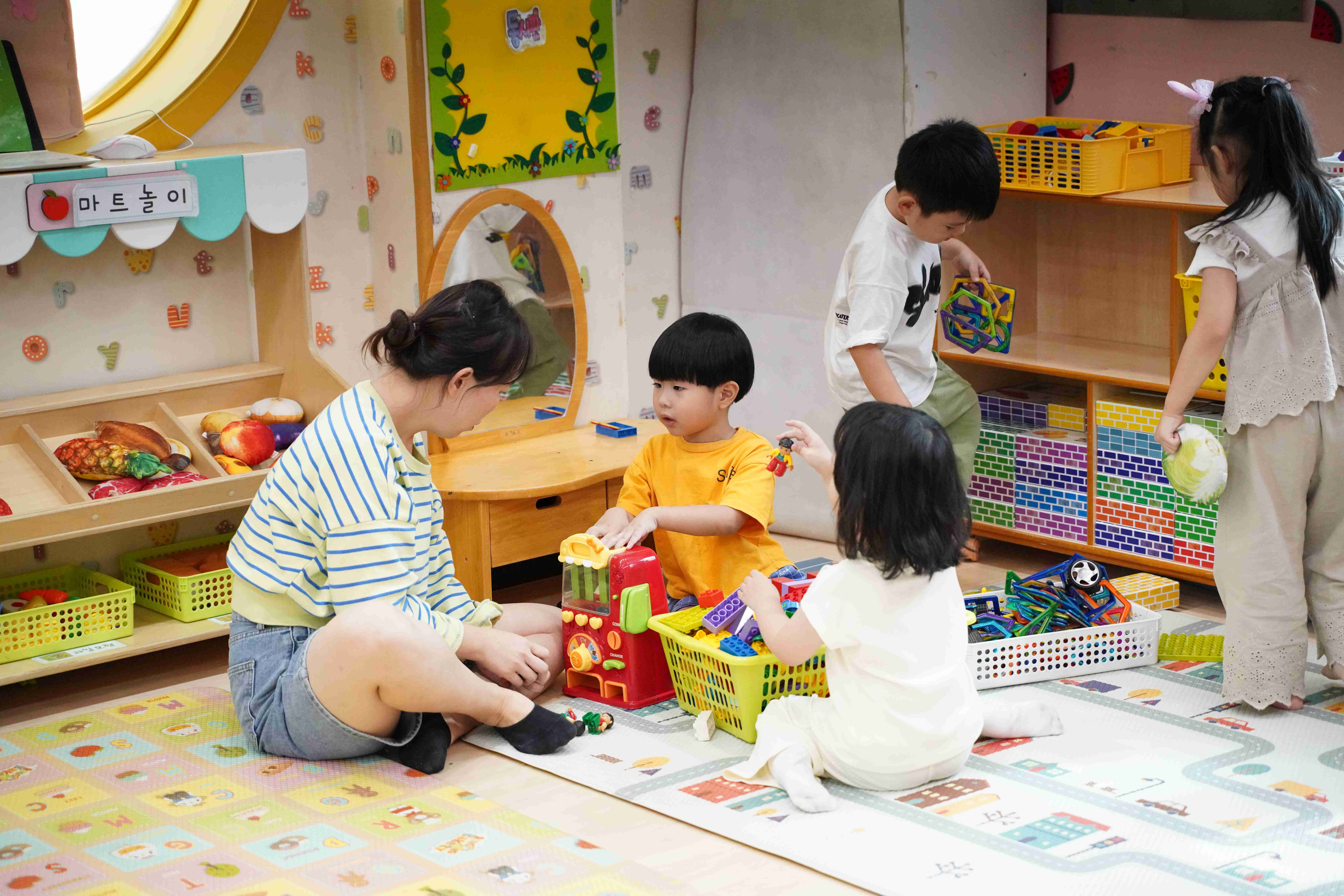 아이들이 교실에서 장난감을 가지고 자유롭게 노는 모습
